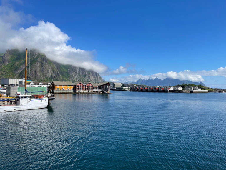 Utsikt over Svolvær fra hurtigfergekaien.