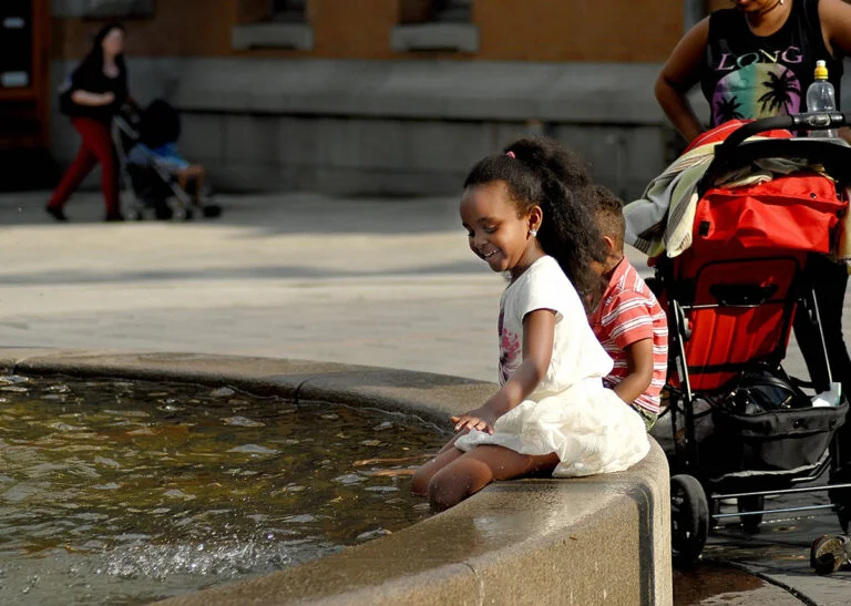Children playing in an Oslo fountain. Photo: Alisa24 / Shutterstock.com.