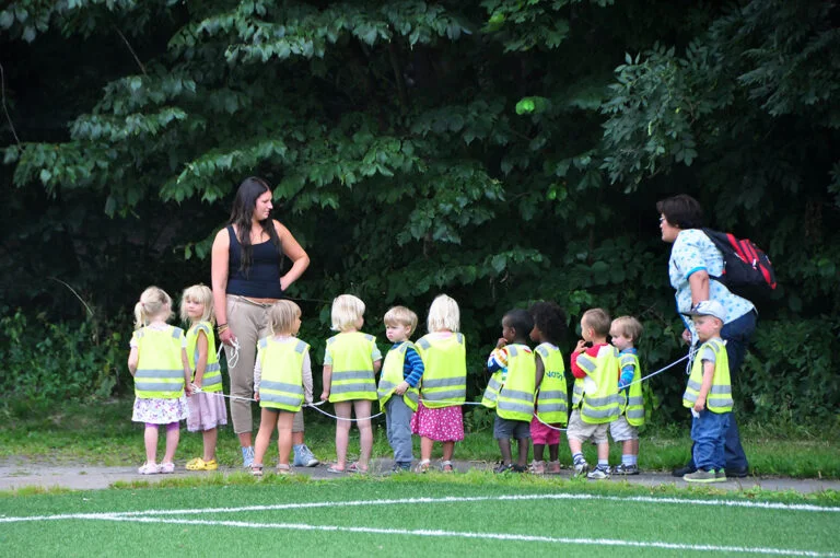 Children walking in Vigeland Park, Oslo. Photo: Tumar / Shutterstock.com.