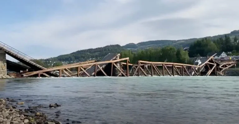 Wide view of Tretten bridge collapse
