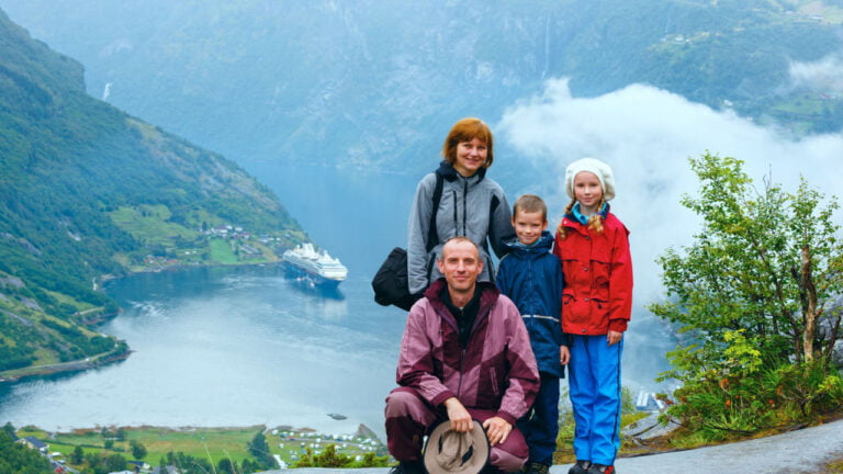 Norsk familie på kanten av en fjord i Norge