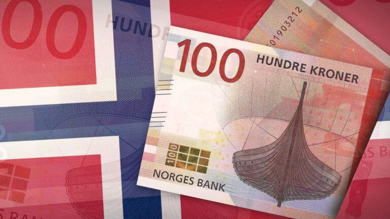 100 kroner banknote on norwegian flag