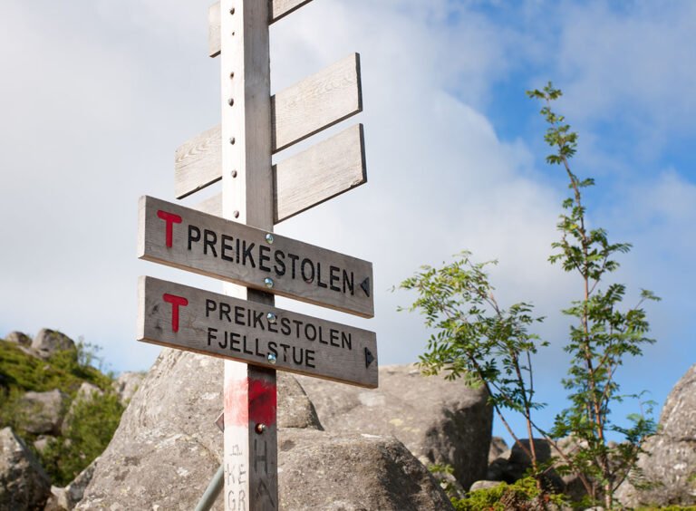 Preikestolen hiking trail signage