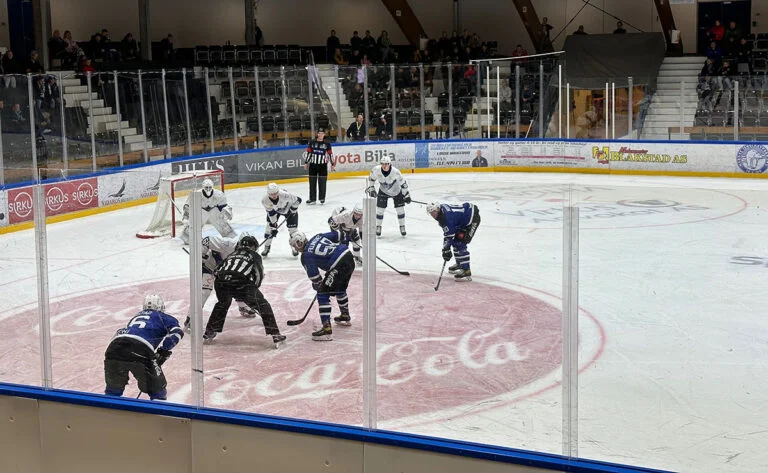 Action from Nidaros Hockey v Furuset.