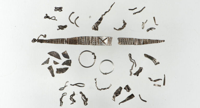 The find consists of a total of 46 objects in silver. Photo: Birgit Maixner, NTNU Science Museum.