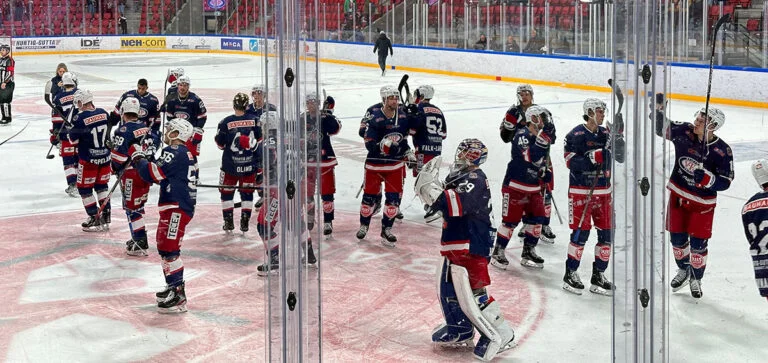 Vålerenga players celebrate a win over Lillehammer.