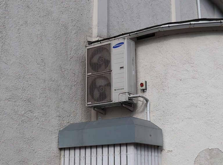 Heat pump on the outside of a building in Kongsvinger, Norway. Photo: SiljeAO / Shutterstock.com.
