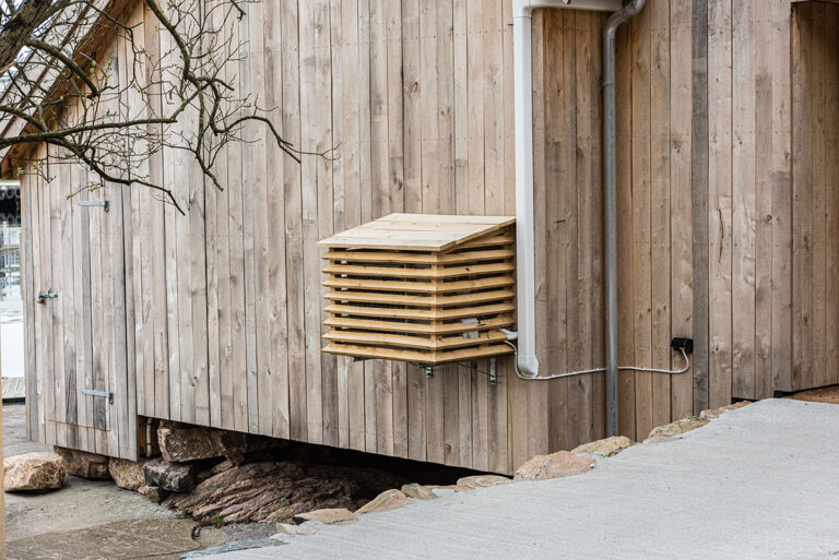 Inverter heat pump on an old boat house in southern Norway. Photo: Trygve Finkelsen / Shutterstock.com.