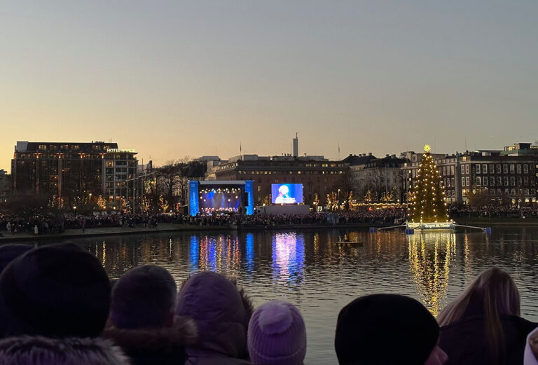 Thousands gather around the lake for Lysfesten in Bergen.