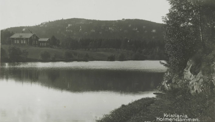 Holmendammen in the 1920s. Holmenkollåsen, famous for its skiing facilities, can be seen in the background. Photo: The National Library of Norway.