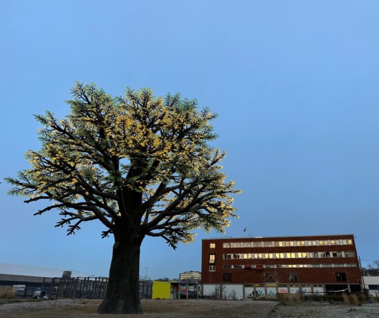 The Oslo Tree in the daytime.