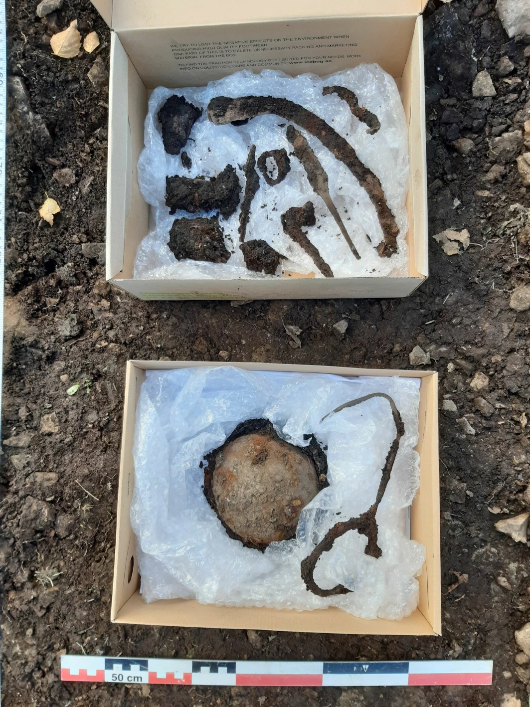 Some of the objects that were dug out from the grave. The box at the bottom contains the remains of the cape brooch with spheres, which helps archaeologists assign a preliminary date to the find. Photo: Byantikvaren in Oslo.
