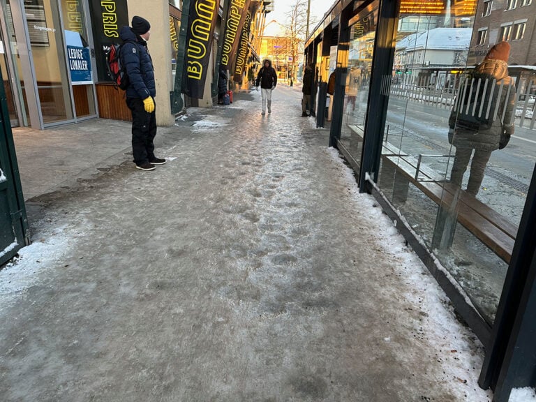Ice at bus stop on Prinsens gate, Trondheim.
