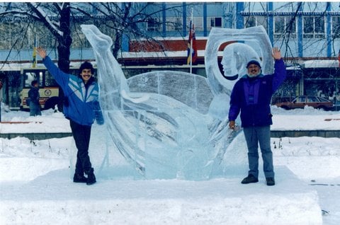 Mexican artist Abel Ramírez Águilar with an ice sculpture he created before the start of the Lillehammer Games. Photo: Wikimedia.