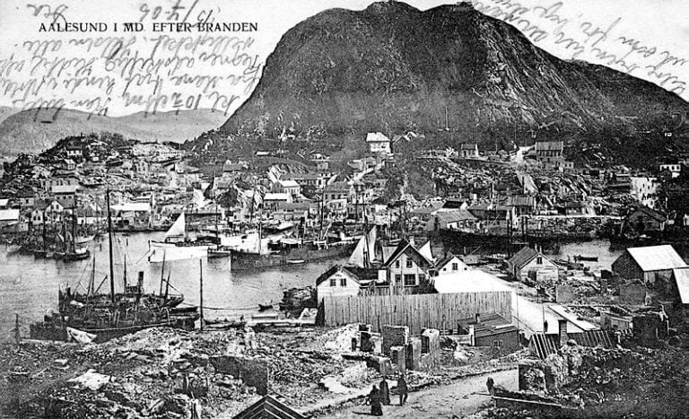 Photograph of Ålesund taken one month after the devastating fire. Photo: Nordmøre Museum / Møre og Romsdal County Archive.