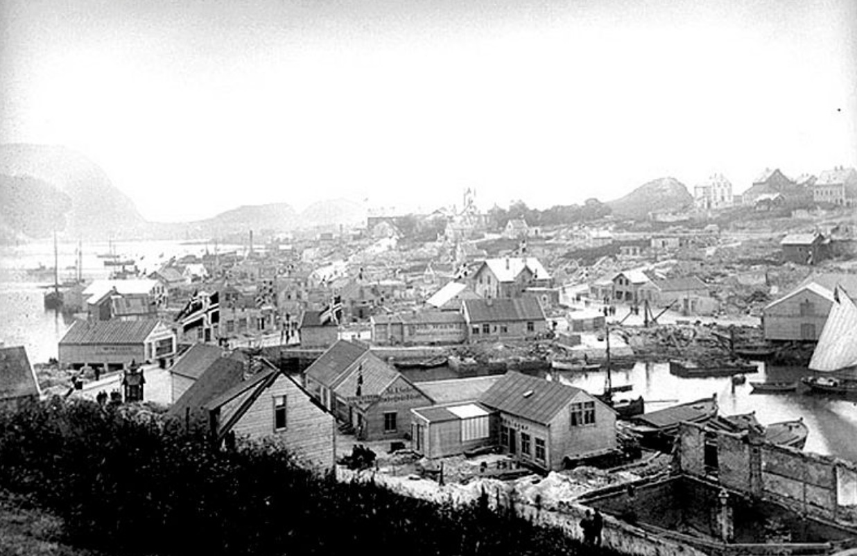 Photograph taken a short time after the 1904 fire in Ålesund. Photo: Møre og Romsdal County Archive.