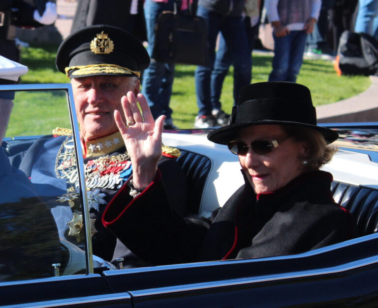 Dronning Sonja følger kong Harald til den offisielle åpningen av Stortinget i 2018. Foto: OskarAanmoen / Shutterstock.com.