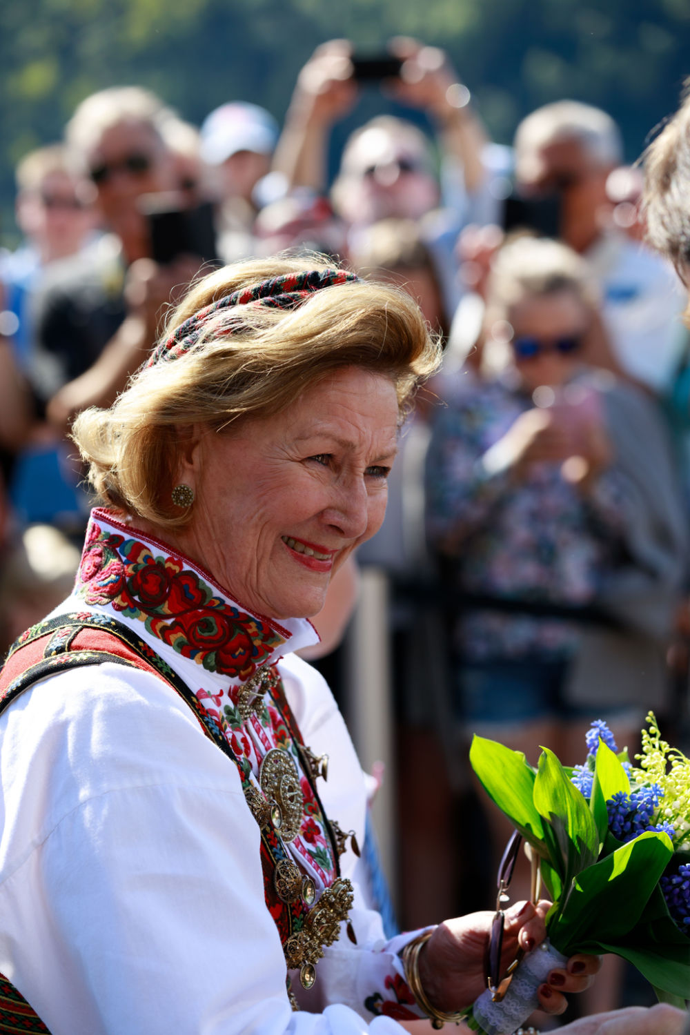 Dronning Sonja ved åpningen av Loen Skylift i 2017. Foto: Svein Otto Jacobsen / Shutterstock.com.