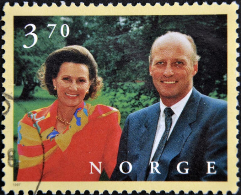 Queen Sonja and King Harald on a Norwegian postage stamp in 1997. Photo: neftali / Shutterstock.com.