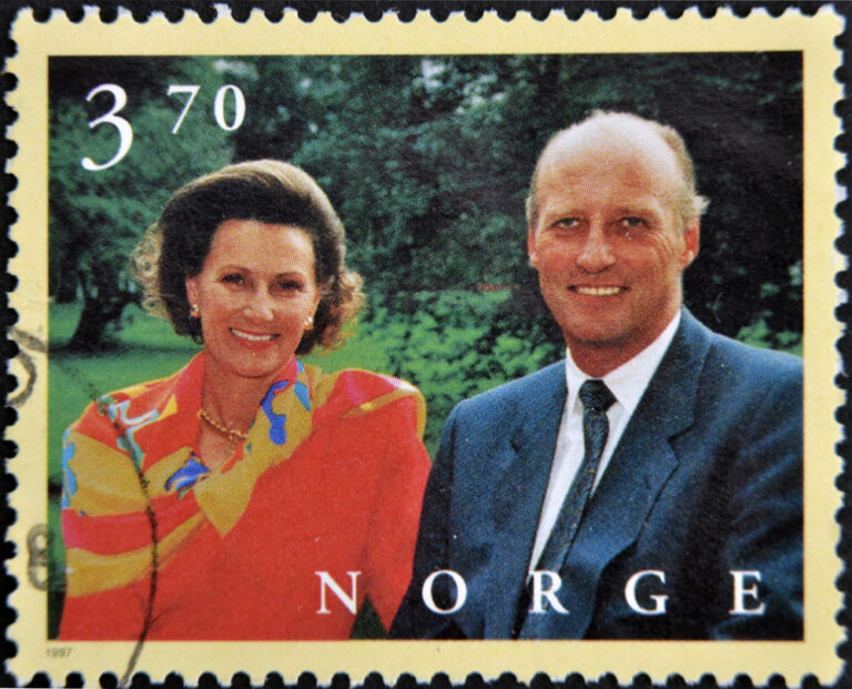 Dronning Sonja og kong Harald på norsk frimerke i 1997. Foto: neftali / Shutterstock.com.