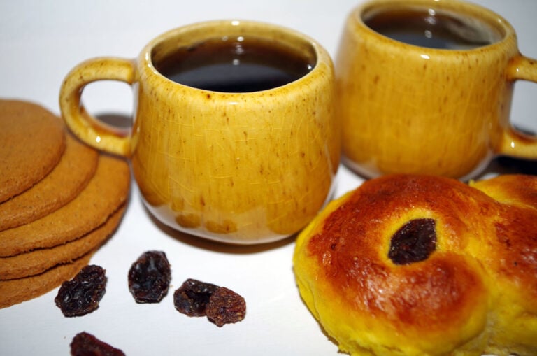 Swedish tradition eating gingerbread and saffron bun with glögg to drink during advent and Christmas times.