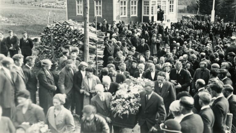 Funeral following the Lovatnet disaster.