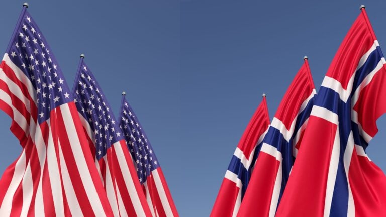 Flags of the US and Norway.