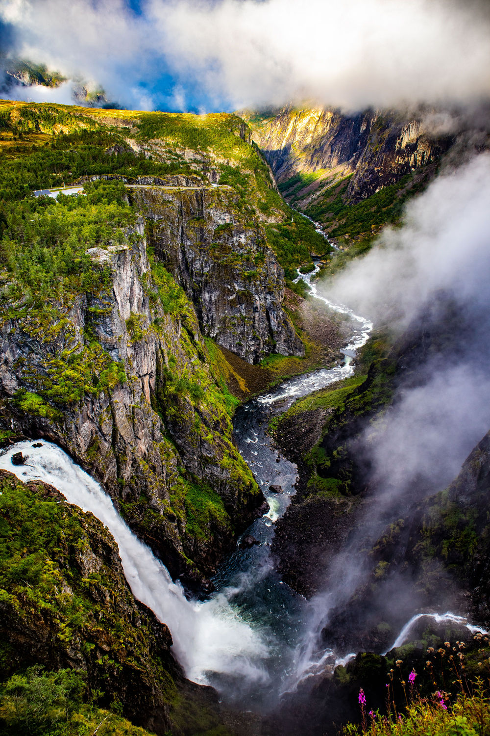 Vøringsfossen and the Måbødalen valley.