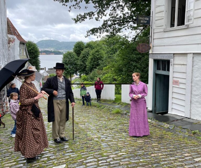 Actors performing at Gamle Bergen museum.