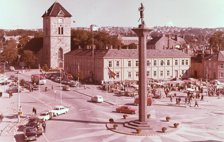 Trondheim's market square in the 1960s. Photo: Trondheim City Archive.