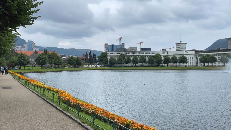 KODE Art Museum and the city lake Lille Lingegårdsvannet.