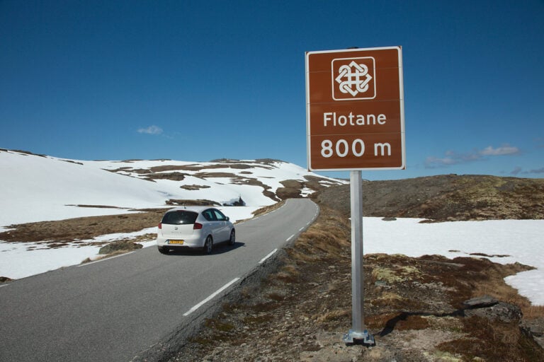 Sign for the Flotane rest stop on Norway’s snow road. Photo: Sigmund Krøvel-Velle / Statens vegvesen.