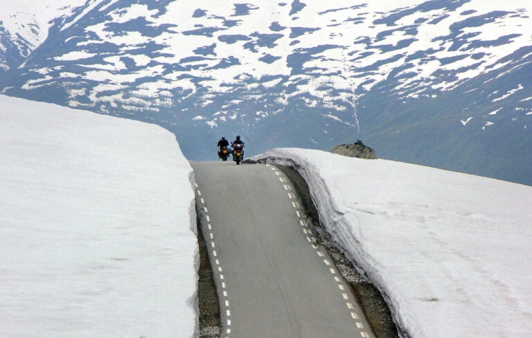 Bikers on the snow road. Photo: Helge Stikbakke, Statens vegvesen.