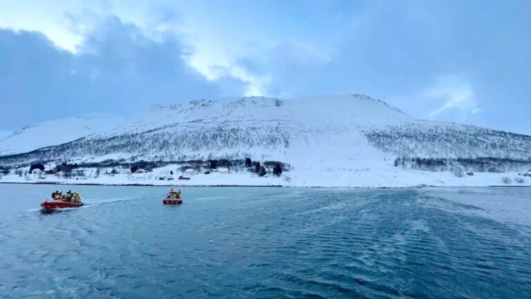 Boats from the Norwegian Sea Rescue Society were among those to help in the rescue. Photo:  Redningsselskapet.