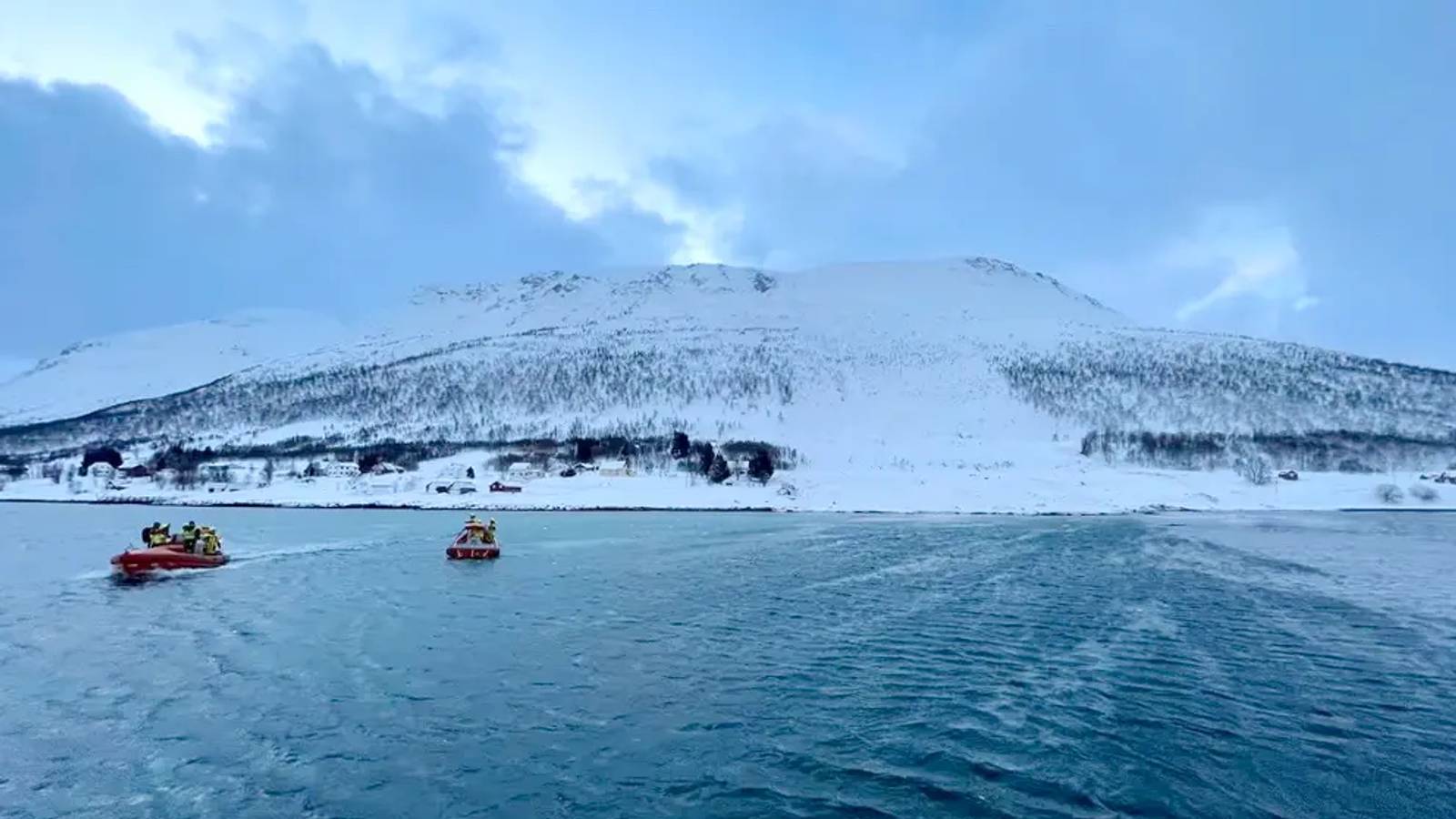 Boats from the Norwegian Sea Rescue Society were among those to help in the rescue. Photo: Redningsselskapet.