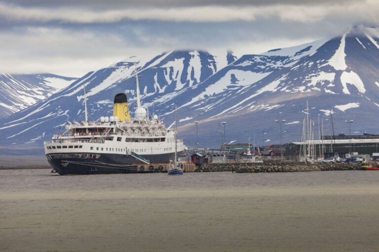 Cruise ship docked in Longyearbyen, Svalbard. Photo: Curioso.Photography / Shutterstock.com.
