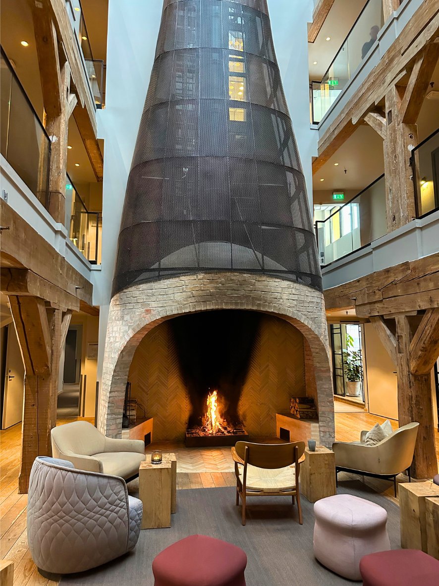 The cosy foyer of the Hotel Brosundet in Ålesund. Photo: David Nikel.