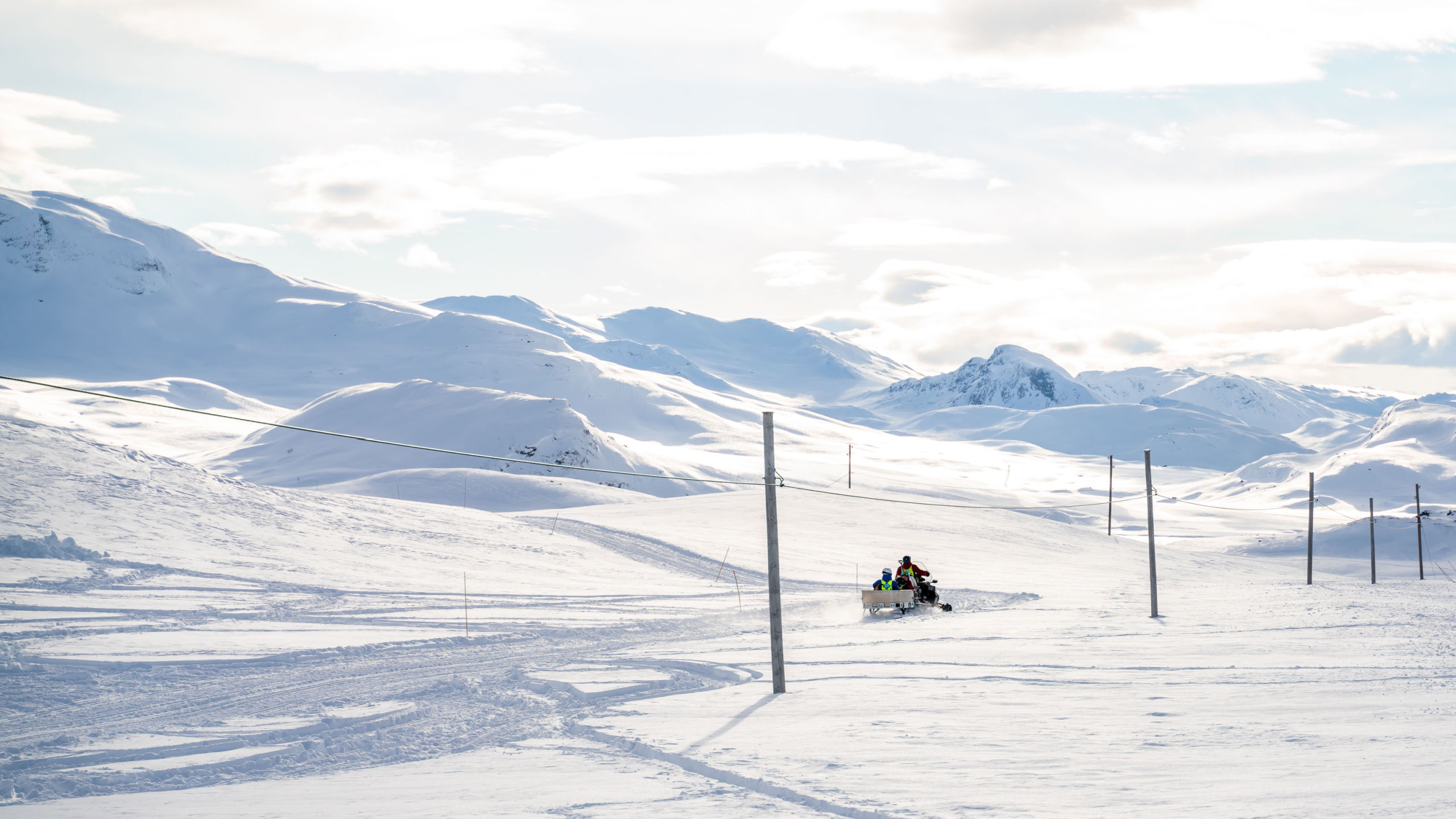 Mountain rescue team on snowmobile in Beitostølen, Norway. Photo: Henrik A. Jonsson / Shutterstock.com.