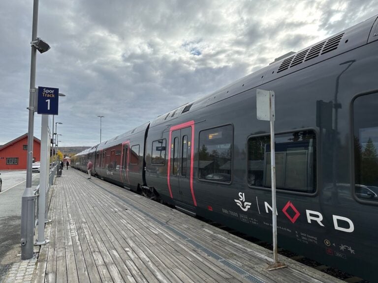 SJ train at Røros station.