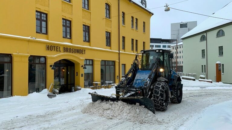 Snow plough outside Ålesund's Hotel Brosundet. Photo: David Nikel.