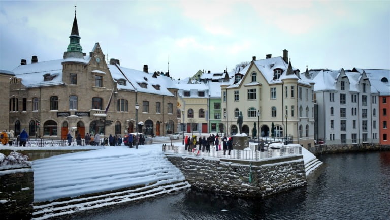 Winter tour group in Ålesund. Photo: Andy Hunting.