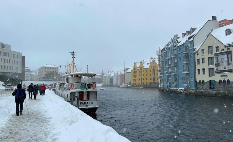 Tourists walking in the snow in Ålesund. Photo: David Nikel.