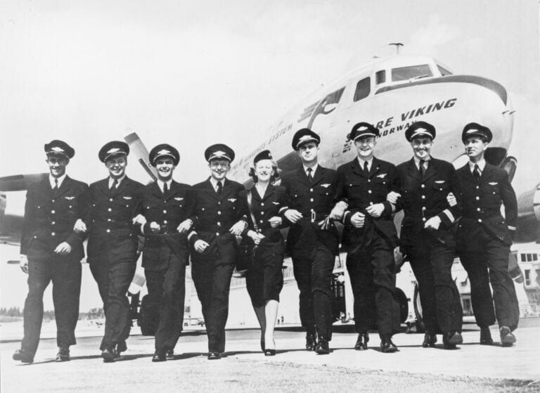 Group portraits at the airport in front of Sverre Viking DC-6 in 1955. Photo: SAS.