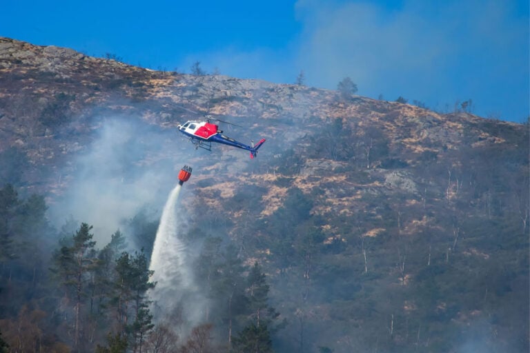 Un elicottero che combatte un incendio boschivo in Norvegia.