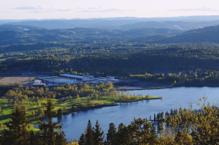 Foresta e lago nella zona intorno a Oslo, Norvegia.