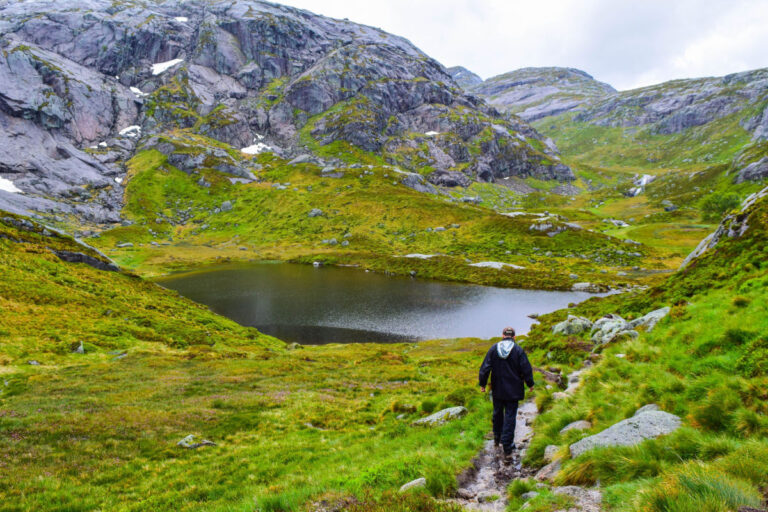 The hiking trail to Kjeragbolten.