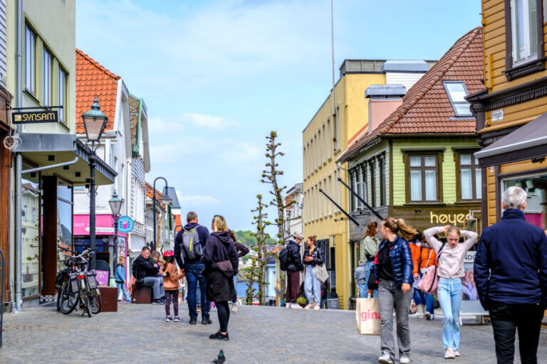 Local people in Stavanger city centre. Photo: Richard M Lee / Shutterstock.com.