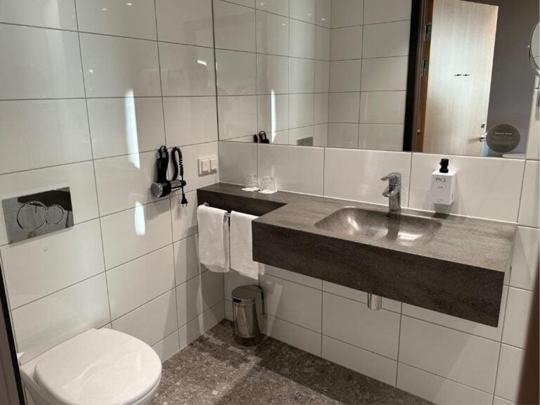 Modern bathroom in the Scandic Helsfyr hotel.