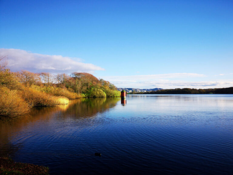 Lake Mosvatnet in Stavanger is a popular hiking spot.