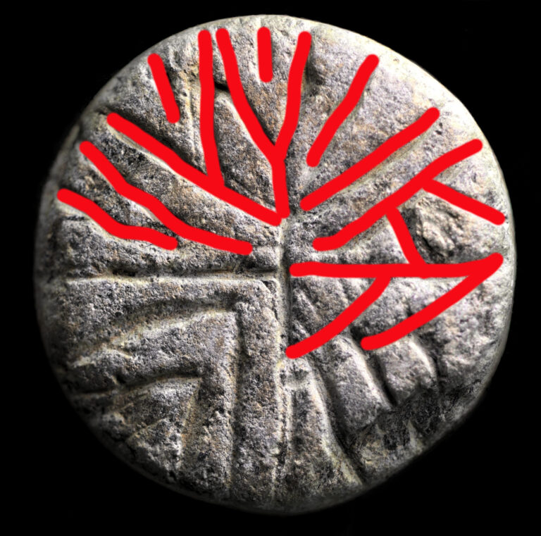 The runes are marked in red on the object. It clearly says siggsifr. Photo: NIKU.